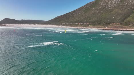 kitesurfistas en misty cliff cerca de ciudad del cabo
