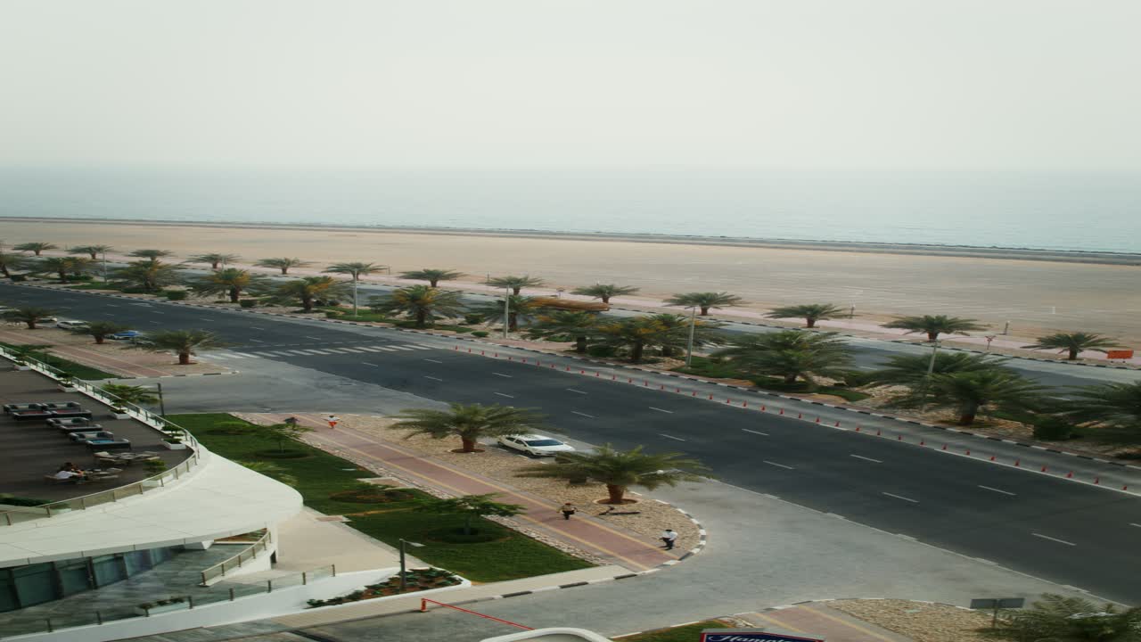 vista de la calle de la ciudad costera