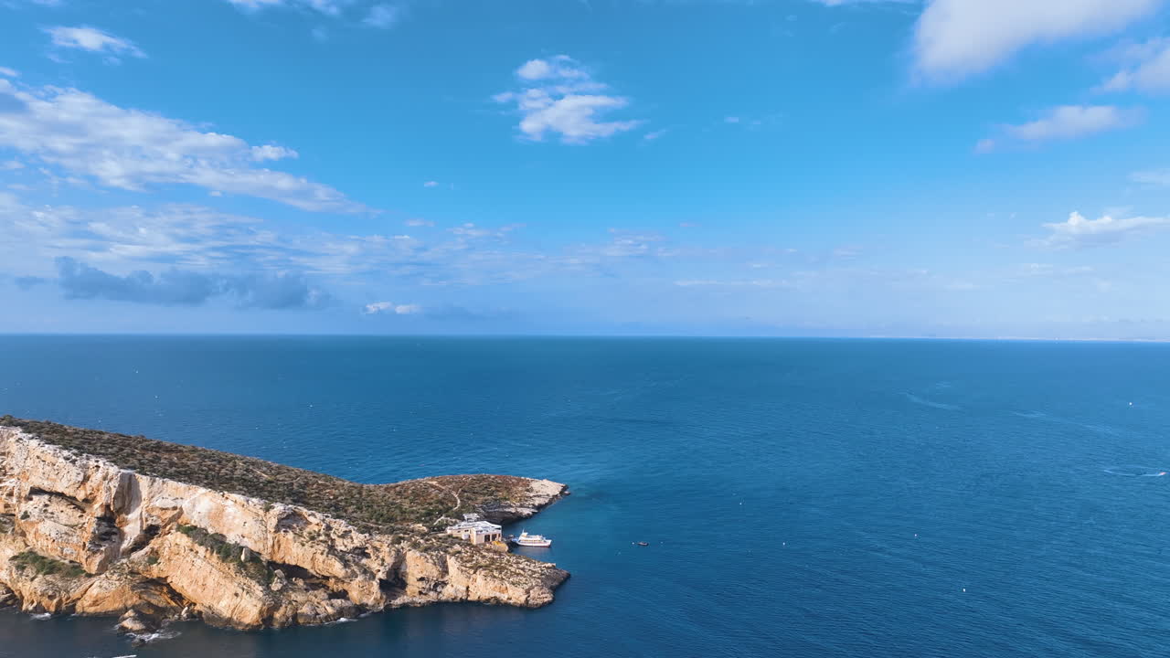 Volo ravvicinato alla famosa isola di Benidorm con le sue ripide scogliere calcaree e i gabbiani.