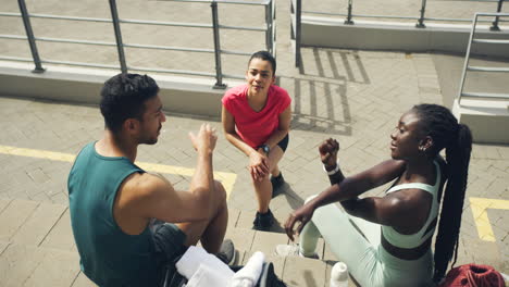 diversos atletas en forma y activos se estiran