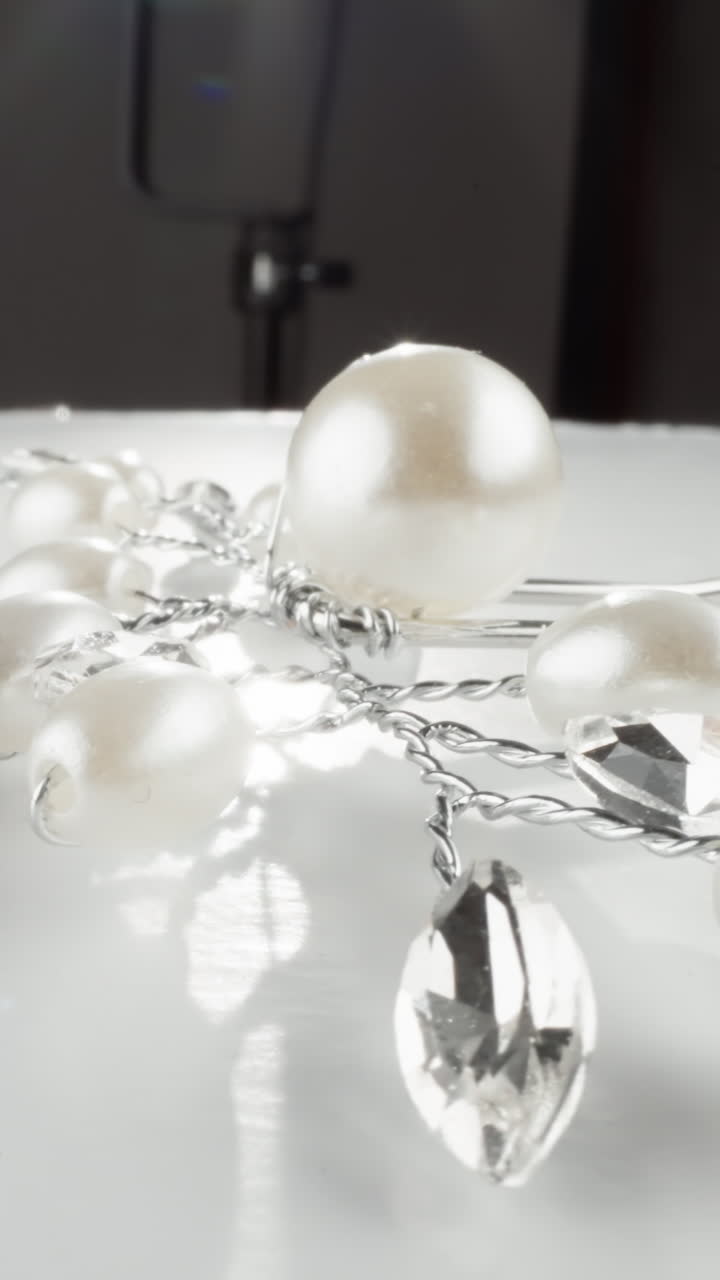 우아한  진주와 반사 표면에 faceted 명확한 크리스탈 목걸이