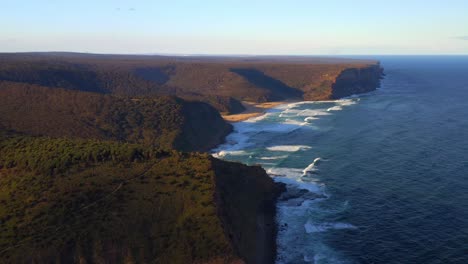 Con-Vistas-A-La-Playa-De-Garie-Y-A-La-Playa-De-Little-Garie-A-Thelma-Head-En-El-Parque-Nacional-Real,-Nueva-Gales-Del-Sur,-Australia