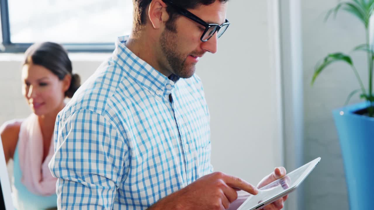 ejecutivo de negocios masculino usando una tableta digital