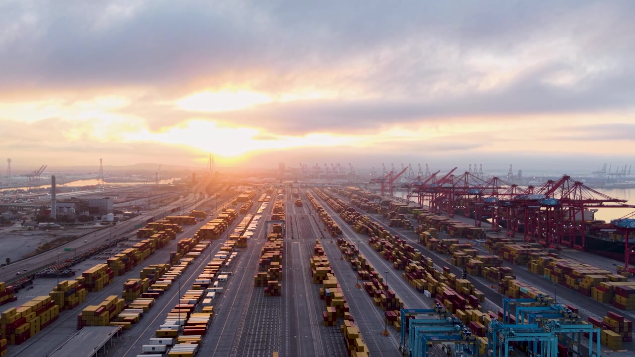 Splendida inquadratura cinematografica del Porto di Los Angeles sotto un cielo coperto di prima mattina