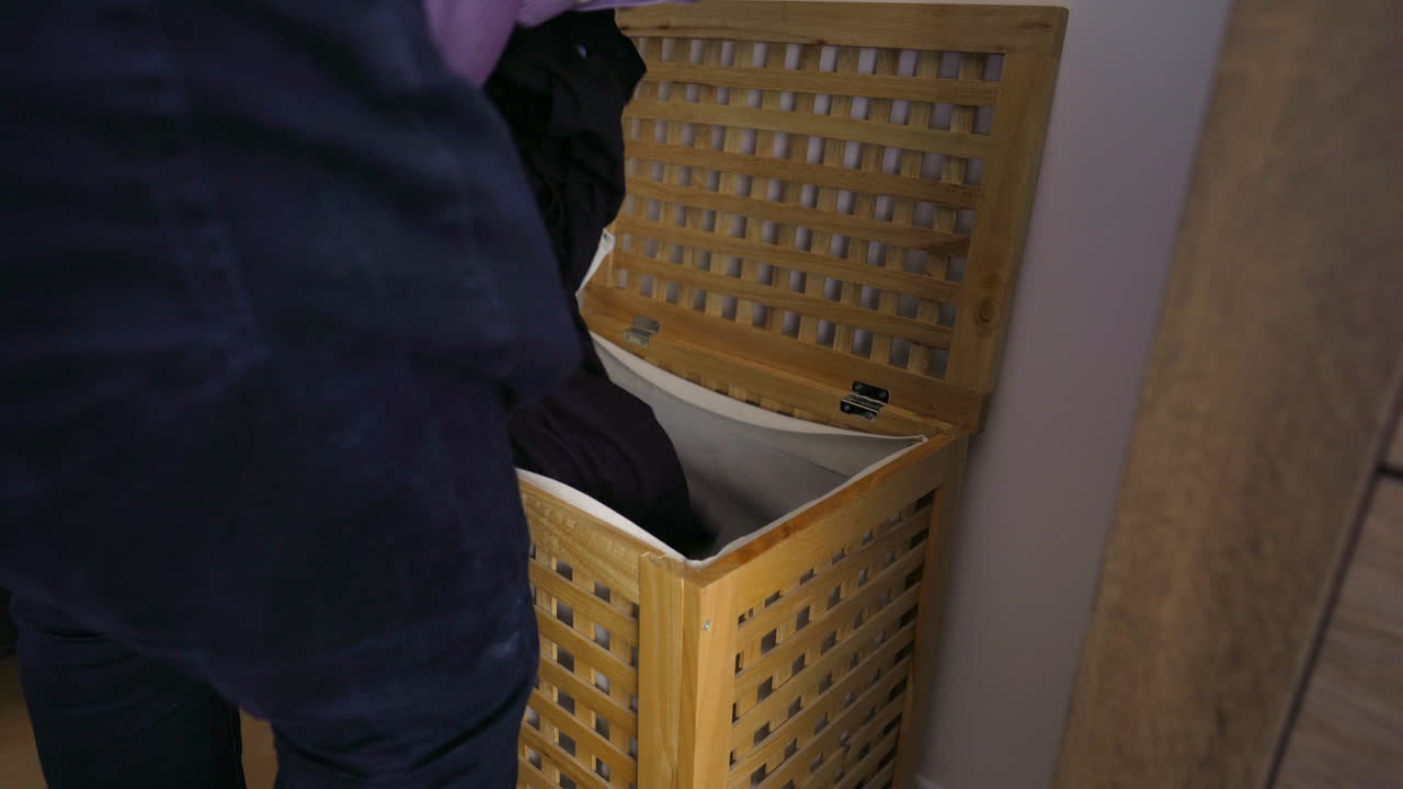 il maschio prende il bucato dal cesto buon marito che fa le faccende domestiche beatitudine