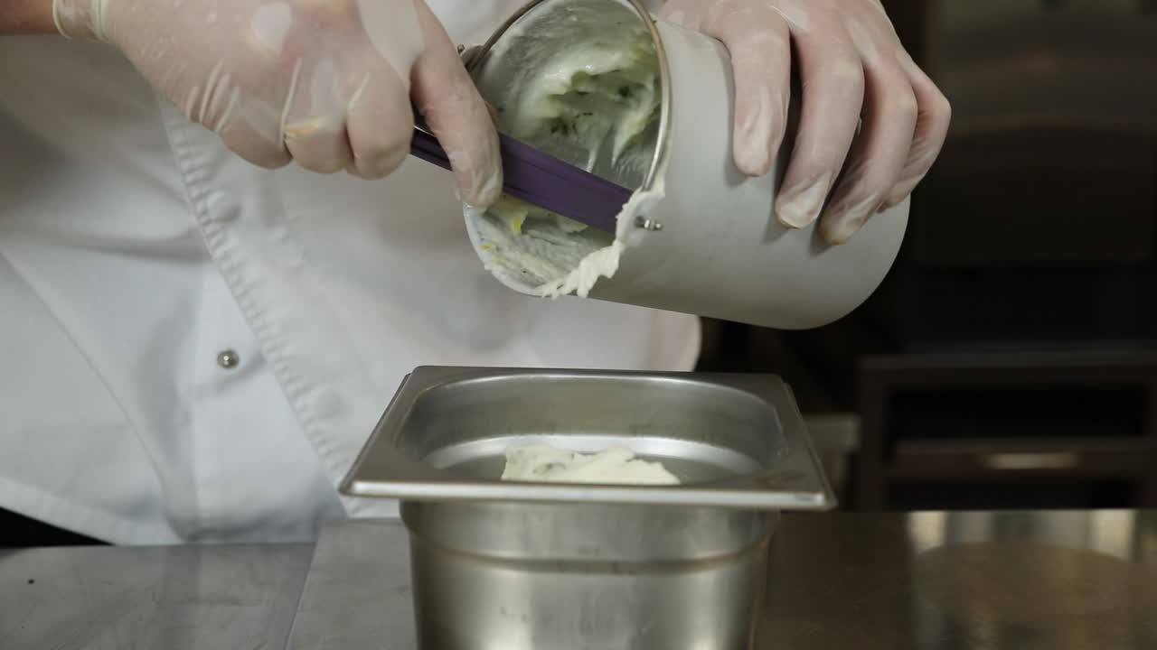 chef preparando el helado