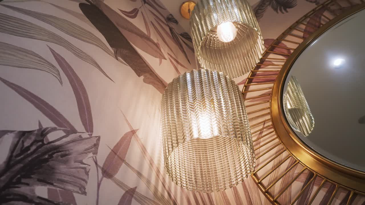 열대 인테리어와 함께 스위트  내부에서 빛나는 드롭 라이트