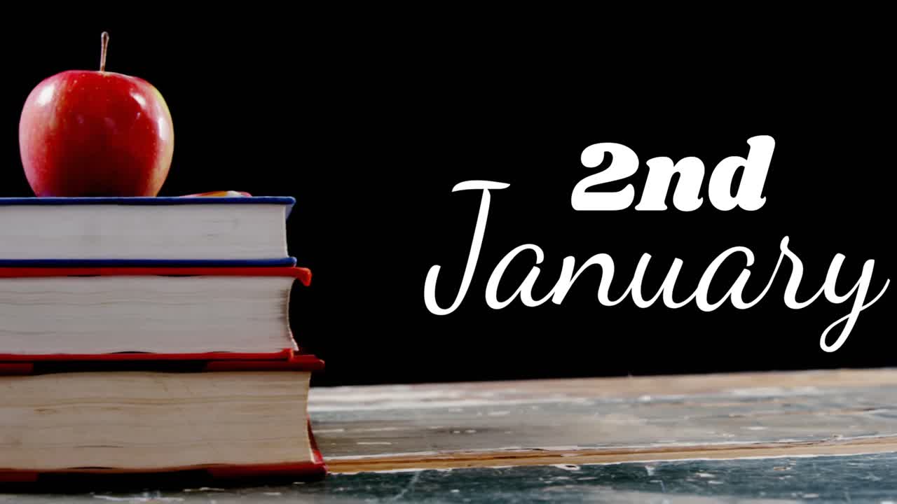 Animazione del testo '2 gennaio' su libri e mela su sfondo nero
