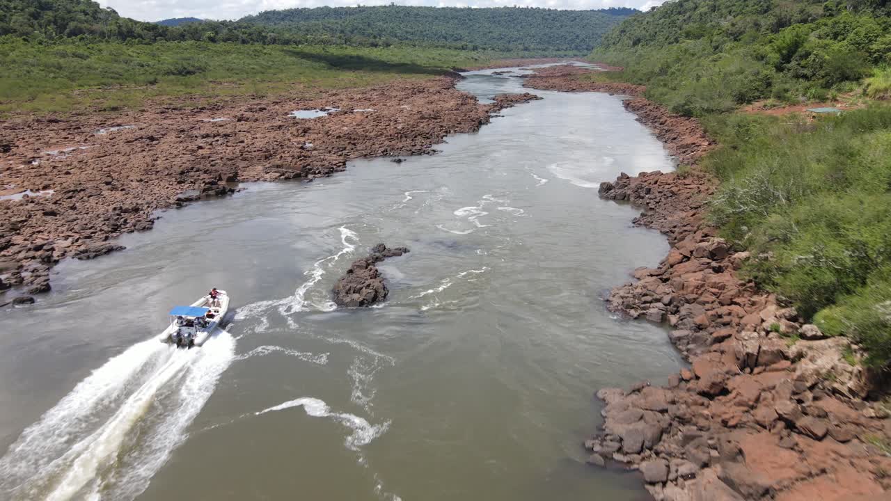 siguiendo un bote de velocidad navegando río abajo en la naturaleza salvaje, río uruguay
