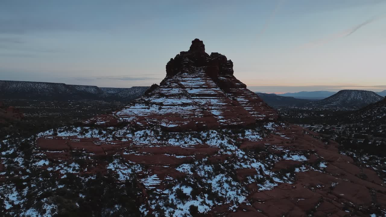 formación de roca roja con nieve en sedona, arizona al anochecer - disparo de avión no tripulado