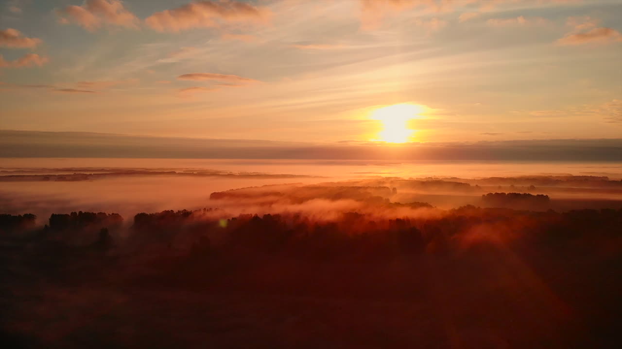 el amanecer sobre un paisaje brumoso