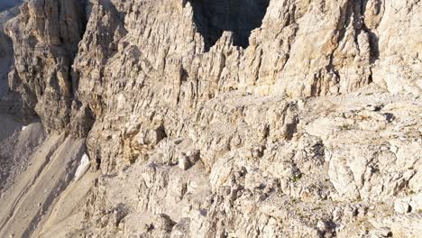 vista aérea de cerca de las dolomitas que muestran las intrincadas texturas y formaciones escarpadas