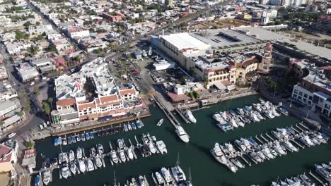 건물과 배가 정박한 카보 산 루카스 마리나 (cabo san lucas marina) 의  풍경