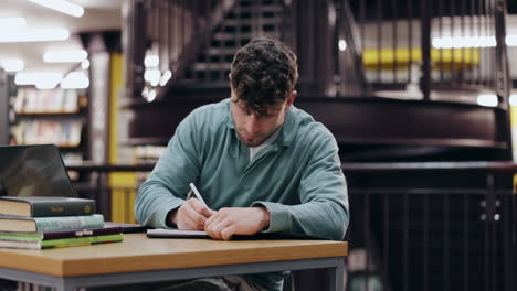 estudiante estudiando en una biblioteca