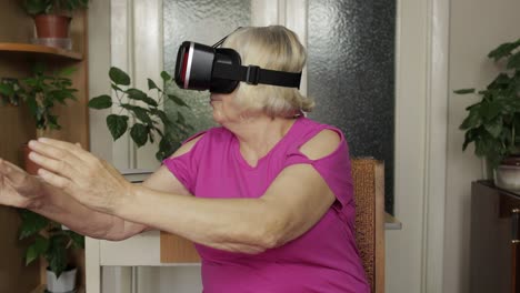 abuela mayor mujer con gafas de auriculares virtuales viendo video 3d en 360 vr casco en casa
