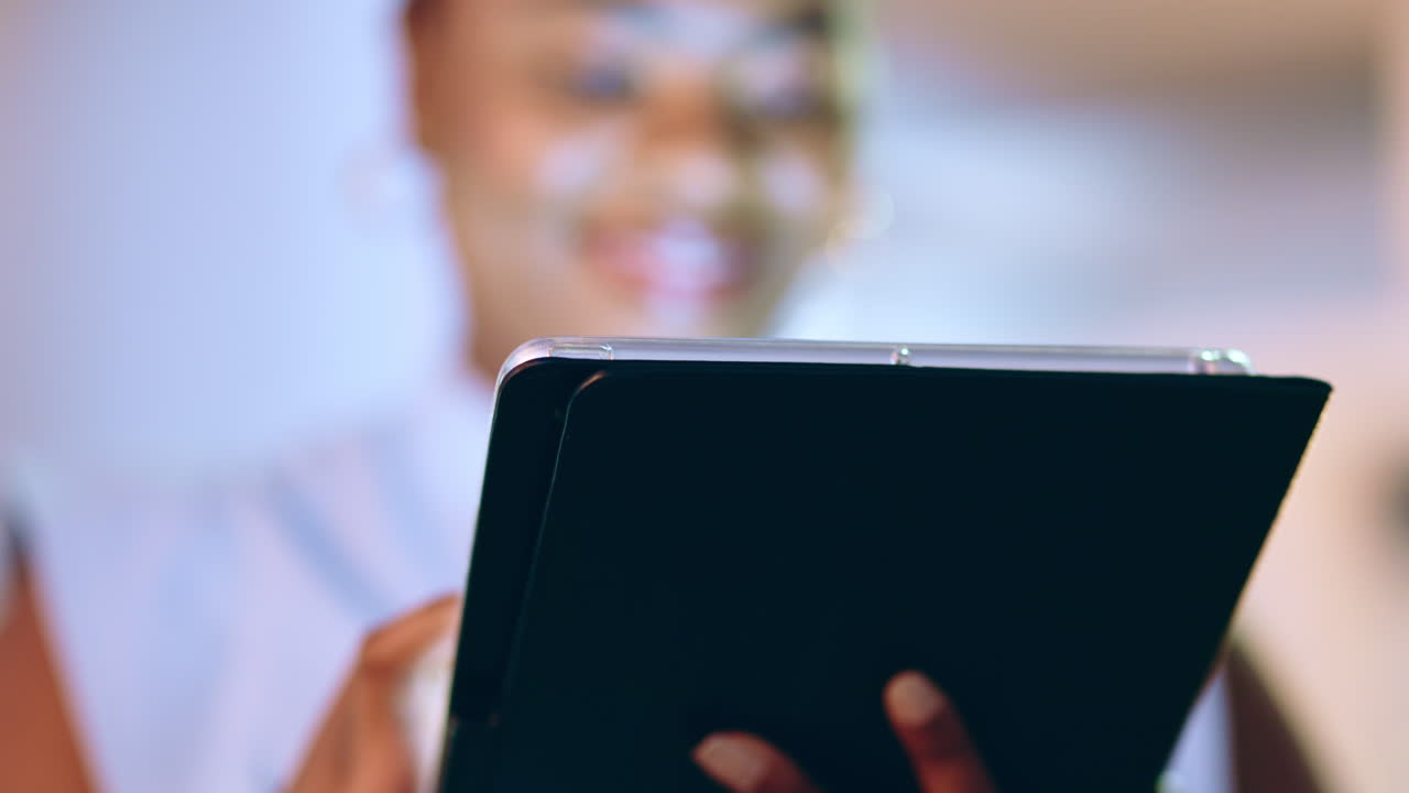 mecanografía, tableta y manos de mujer con sonrisa