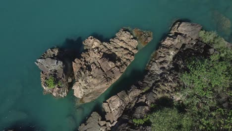 Luftaufnahme-Nach-Unten-Rotierender-Tropischer-Ozean-Granitfelsen-Türkisfarbenes-Wasser