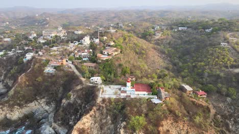 Ziehen-Sie-Vorne-Zum-Kleinen-Leuchtturm-Von-Puerto-Angel,-Oaxaca