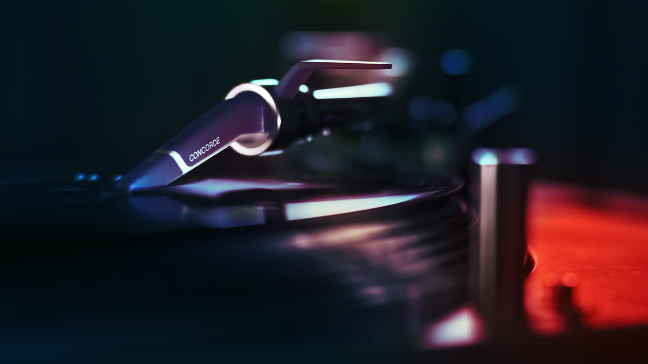 Un giradischi funzionante con un disco in vinile rotante. Illuminazione rossa neon intorno.