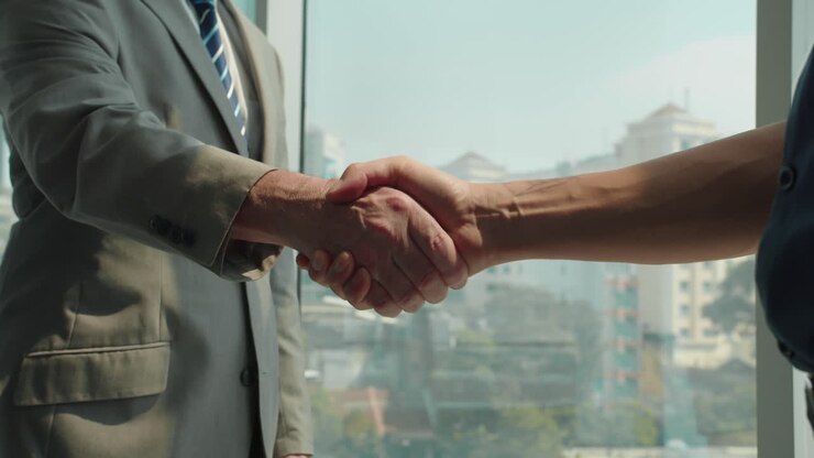 Uomini d'affari che si stringono la mano durante un incontro in ufficio