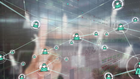 los iconos digitales y la red financiera global rodean a una mujer de negocios trabajadora en un video digital.