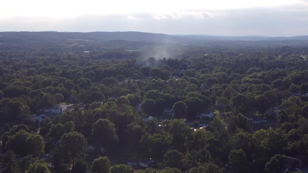 집에서 나오는 연기 불이 집 위로 흐른다