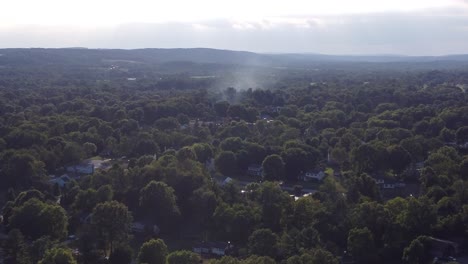 el humo del fuego de una casa fluye sobre las casas