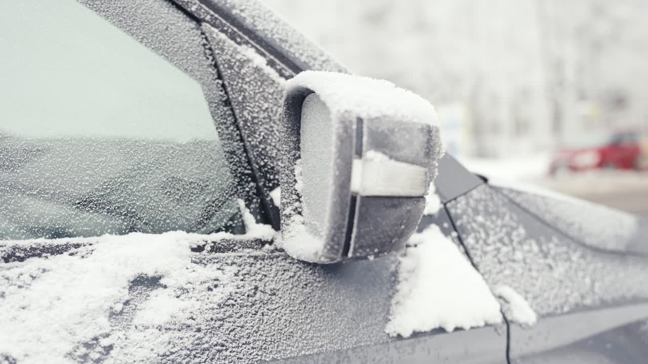 corteza de hielo recubierta de coche gris y escarcha en clima frío durante el invierno