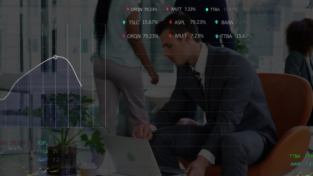 노트북을 사용하는 백인 사업가에 대한 금융 데이터 처리 애니메이션