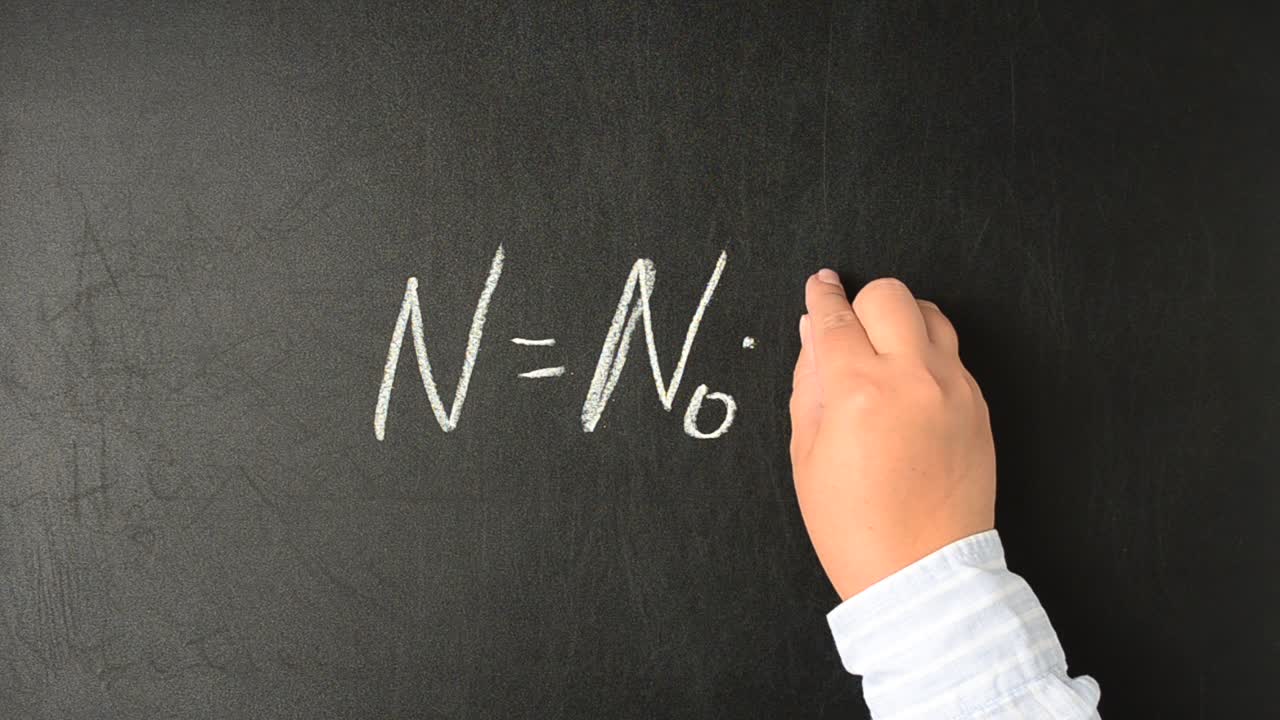 Fisica. Periodo di dimezzamento. Reazione termonucleare. Scriviamo con il gesso su una lavagna