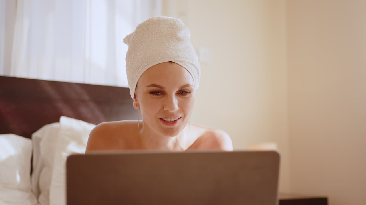 Donna che fa una videochiamata a letto