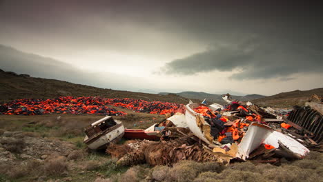 Impactante-Lapso-De-Tiempo-De-Botes-De-Refugiados-Destrozados-Y-Chalecos-Salvavidas-En-Lesbos,-Grecia