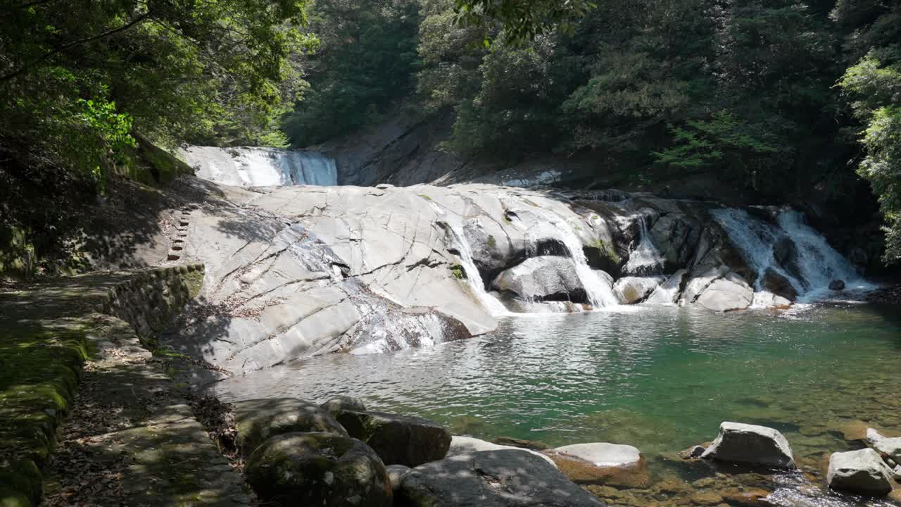 숲 속에서 흐르는 토도로키 폭포의 아름다운 풍경 "판 촬영"