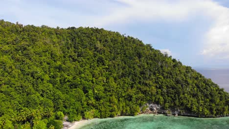 Toma-Aérea-De-La-Isla-Kri-En-El-Archipiélago-De-Raja-Ampat,-Indonesia