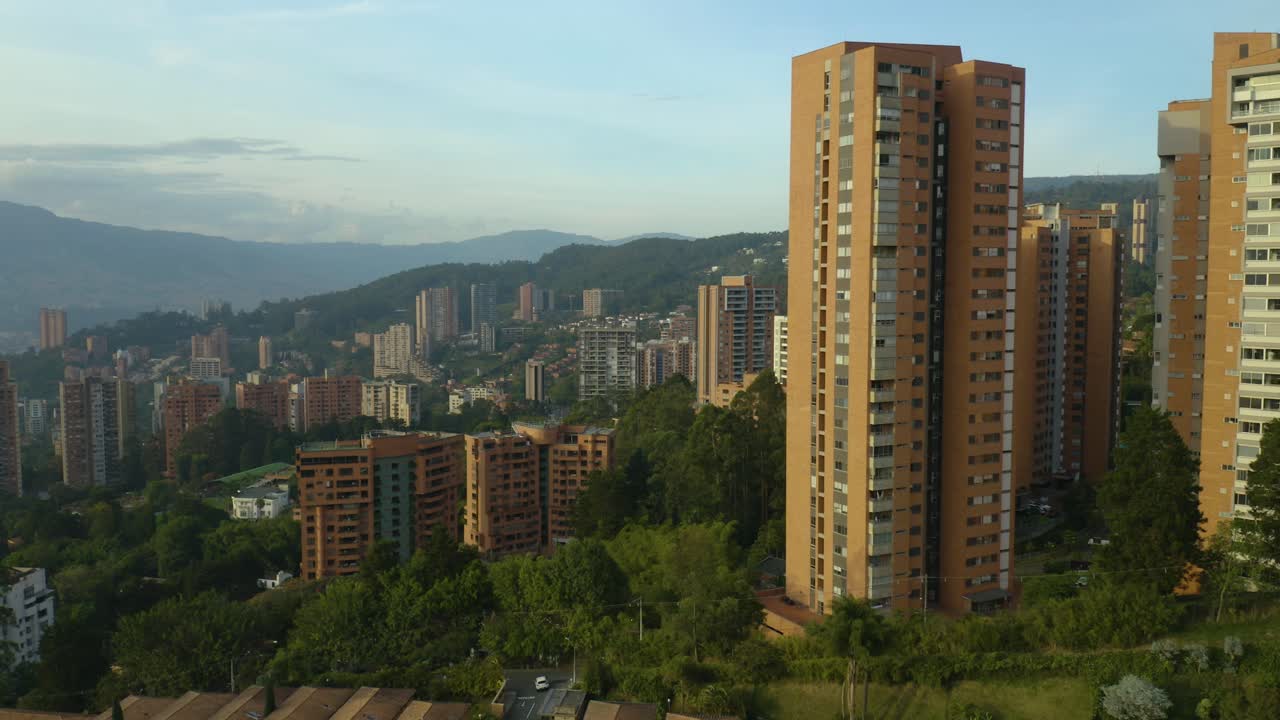 alejarse lentamente de los altos edificios de apartamentos en colombia