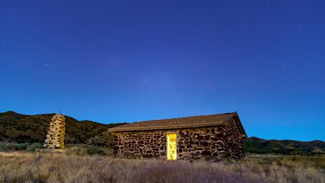 Cabaña-Histórica-De-La-Estación-Pony-Express-En-El-Desierto-De-Utah-Bajo-La-Vía-Láctea---Lapso-Panorámico-De-Día-A-Noche