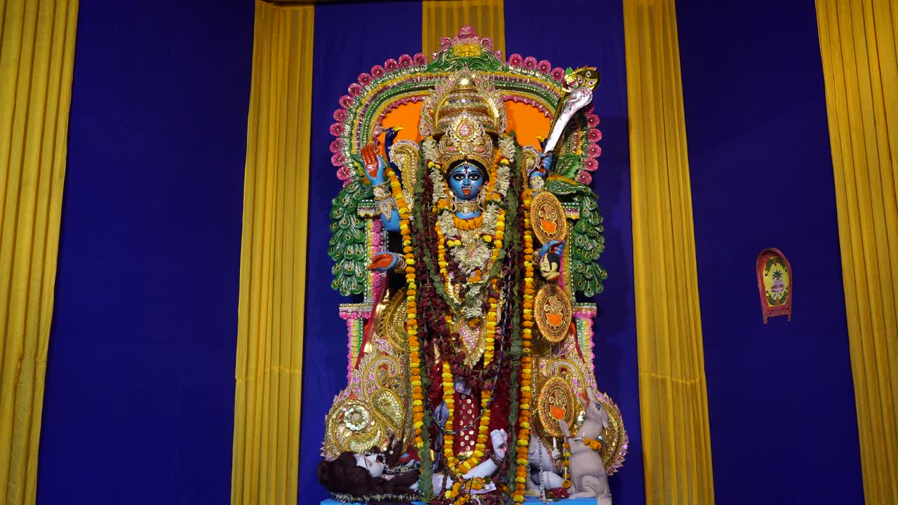 diwali es uno de los festivales más grandes de la india, kali, una de las deidades de los hindúes, es adorada en este festival