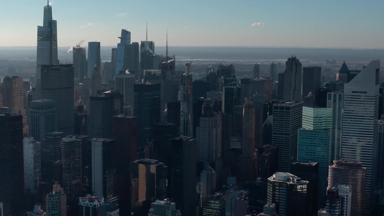 Vista aerea di New York City con grattacieli e skyline al tramonto