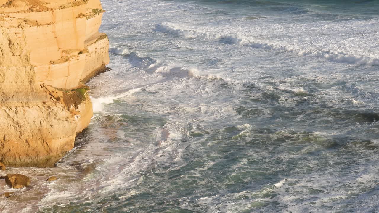 파도가 절벽에 부히는 12 사도 (오스트레일리아)