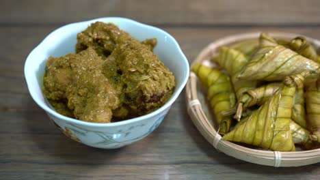 ketupat and chicken rendang