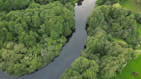 Grabación-Con-Drones-De-Gudenå,-Donde-El-Dron-Vuela-Siguiendo-El-Patrón-Que-Serpentea-El-Río.