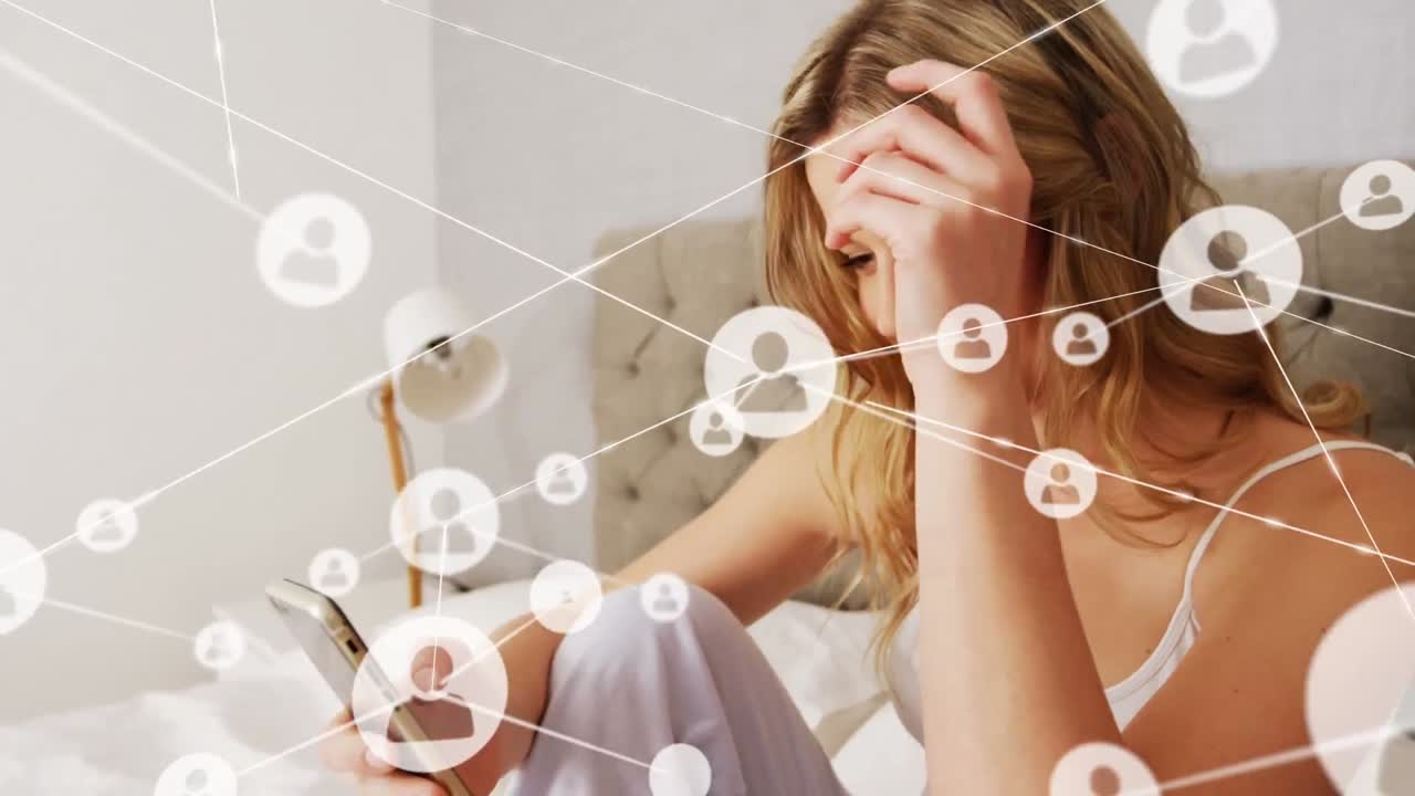 프로필 아이콘이 침대에서  ⁇ 드폰을 사용하는 미소 짓는 백인 젊은 여성을 가로질러 연결되어 있습니다.