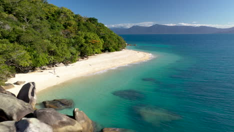 Un-Dron-Descendente-Disparó-Hacia-Una-Hermosa-Playa-En-La-Isla-Fitzroy-En-Australia