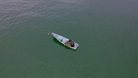 vista aérea de un barco de pesca solitario en el océano