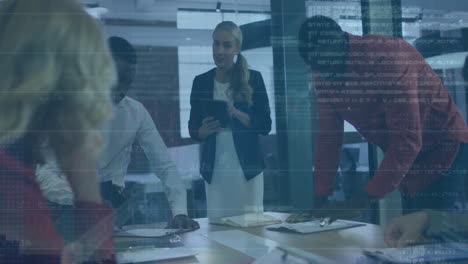 animación del procesamiento de datos financieros sobre diversas personas de negocios en la oficina