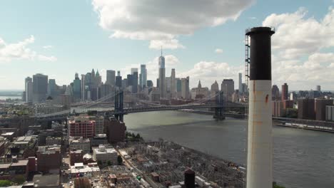 Manhattan-Mit-Industriellem-Schornstein-Und-Kraftwerk-Im-Vordergrund,-4K-Luftaufnahme