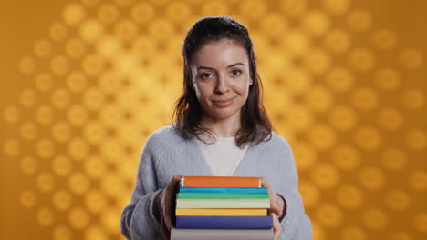 retrato de una mujer amigable ofreciendo una pila de libros de texto útiles para la escuela