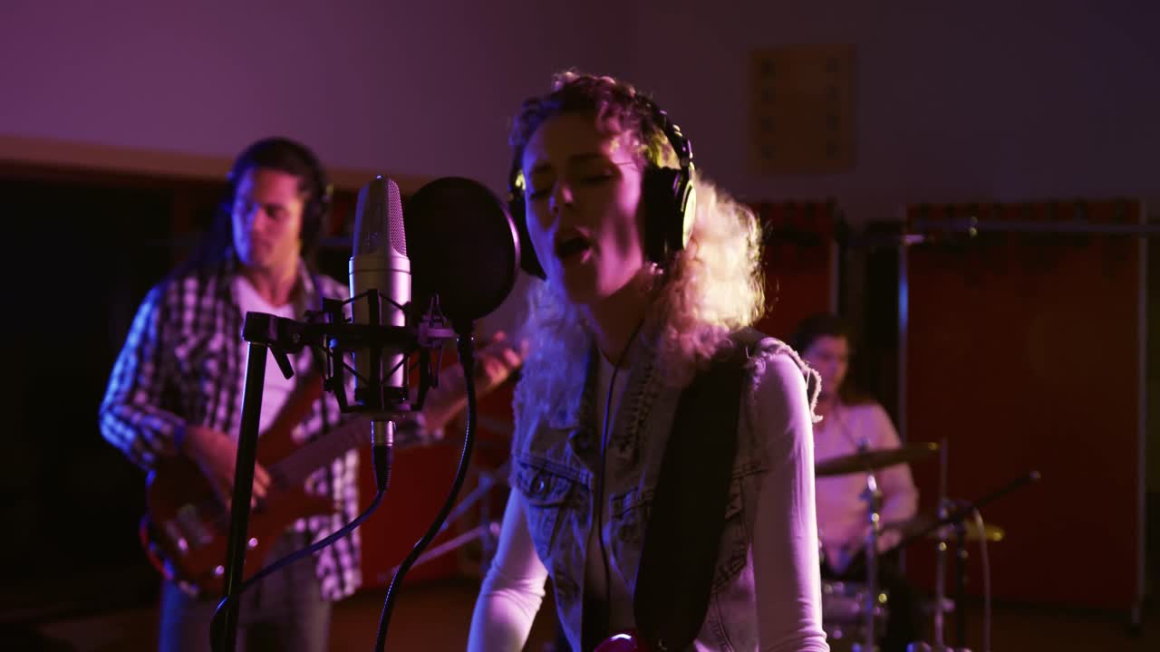 음악 스튜디오 에서 연주 하는 음악 그룹