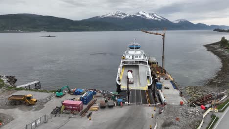 Cierre-De-Puertas-Y-Ferry-Rodvenfjord-Preparándose-Para-Partir-Afarnes-Con-Un-Camión-De-Carga-Peligroso-Cargado-En-Cubierta