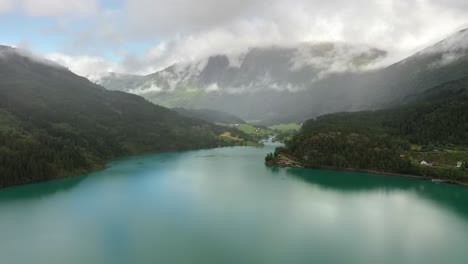 Schöne-Natur-Norwegen-Natürliche-Landschaft-Lovatnet-See.